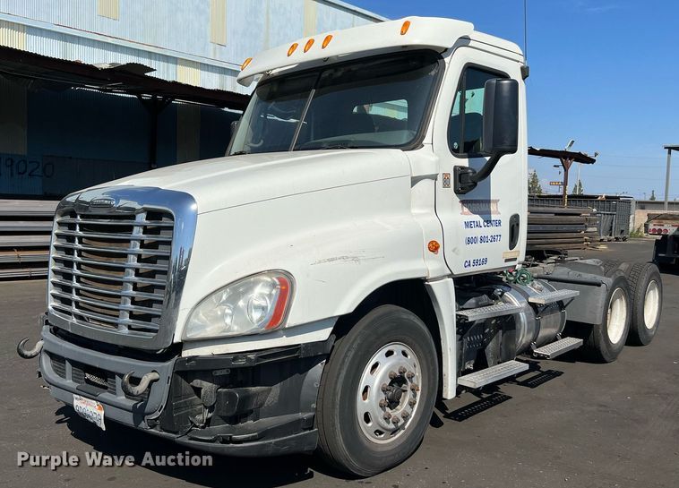 image for item MF9972 2012 Freightliner Cascadia 125  semi truck
