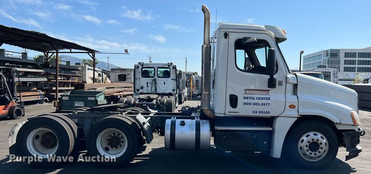 image for item MF9972 2012 Freightliner Cascadia 125  semi truck