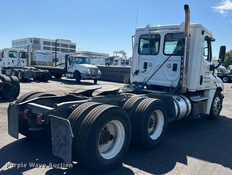 image for item MF9972 2012 Freightliner Cascadia 125  semi truck