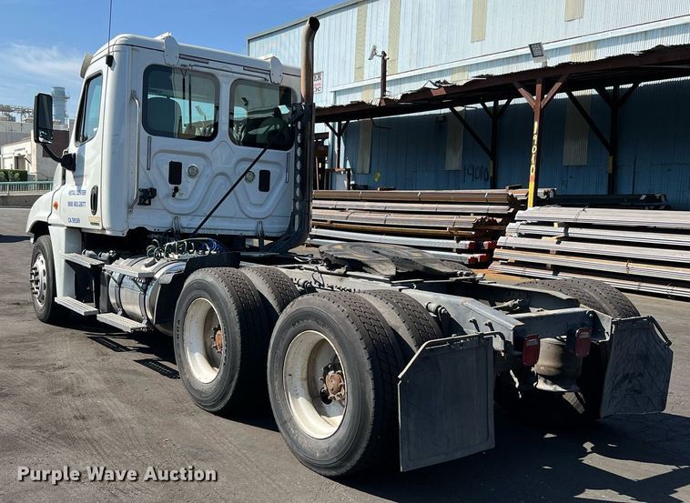 image for item MF9972 2012 Freightliner Cascadia 125  semi truck