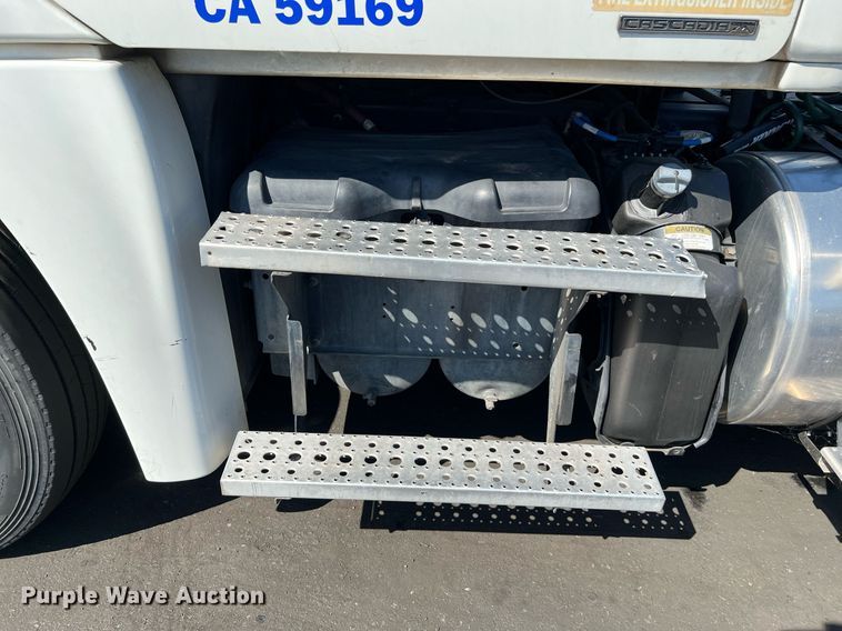 image for item MF9972 2012 Freightliner Cascadia 125  semi truck