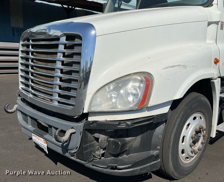 image for item MF9972 2012 Freightliner Cascadia 125  semi truck