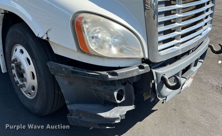 image for item MF9972 2012 Freightliner Cascadia 125  semi truck