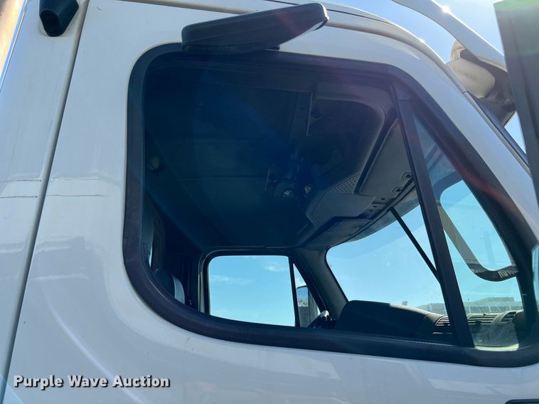 image for item MF9972 2012 Freightliner Cascadia 125  semi truck