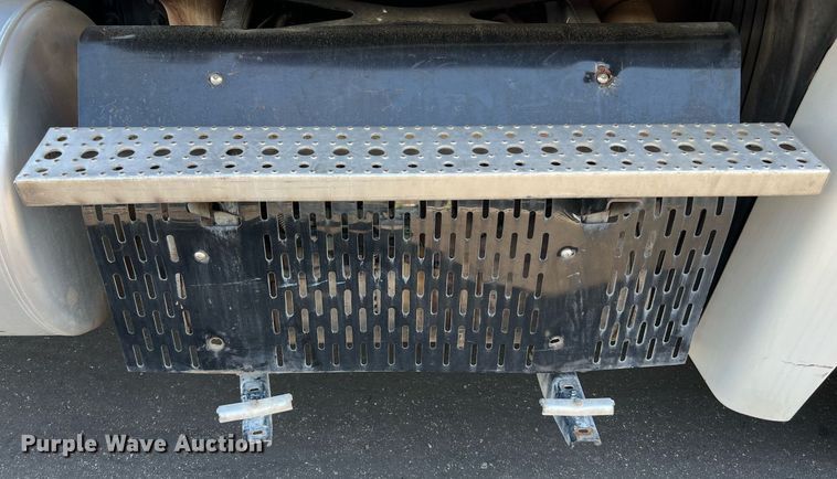 image for item MF9972 2012 Freightliner Cascadia 125  semi truck