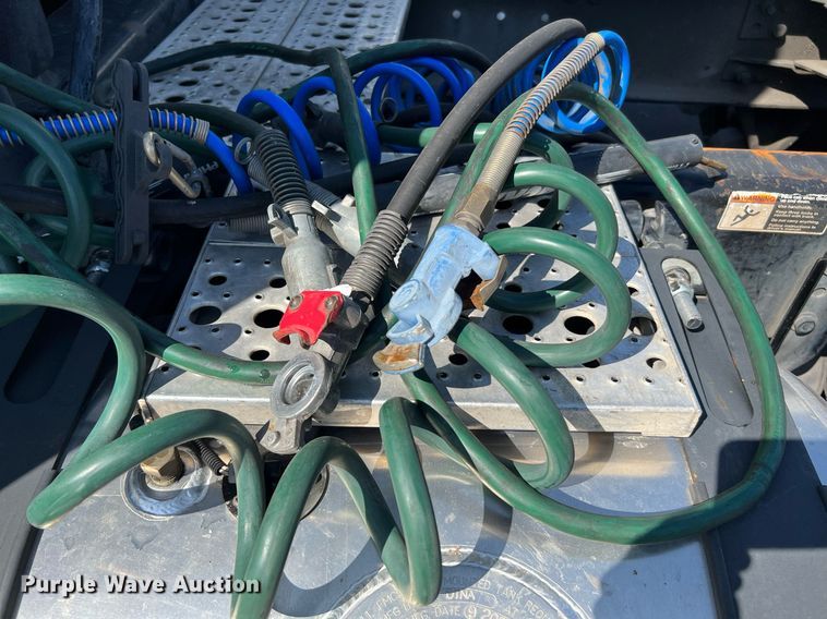 image for item MF9972 2012 Freightliner Cascadia 125  semi truck