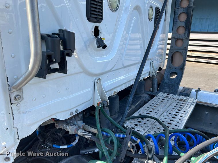 image for item MF9972 2012 Freightliner Cascadia 125  semi truck