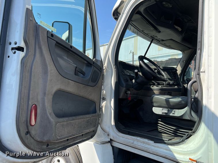 image for item MF9972 2012 Freightliner Cascadia 125  semi truck