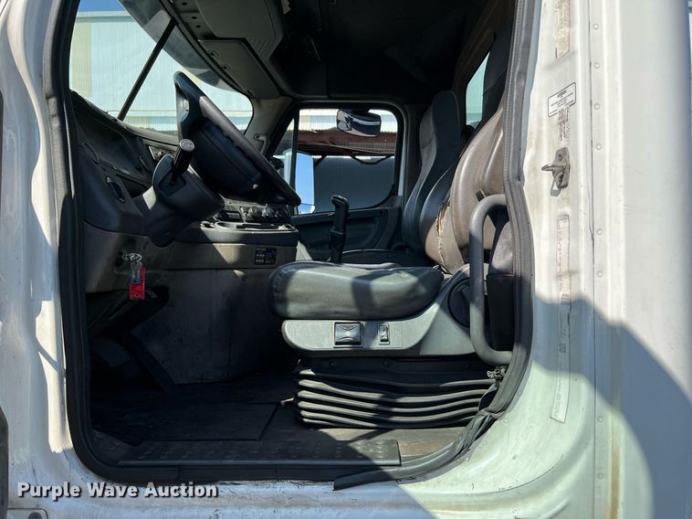 image for item MF9972 2012 Freightliner Cascadia 125  semi truck