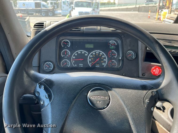 image for item MF9972 2012 Freightliner Cascadia 125  semi truck