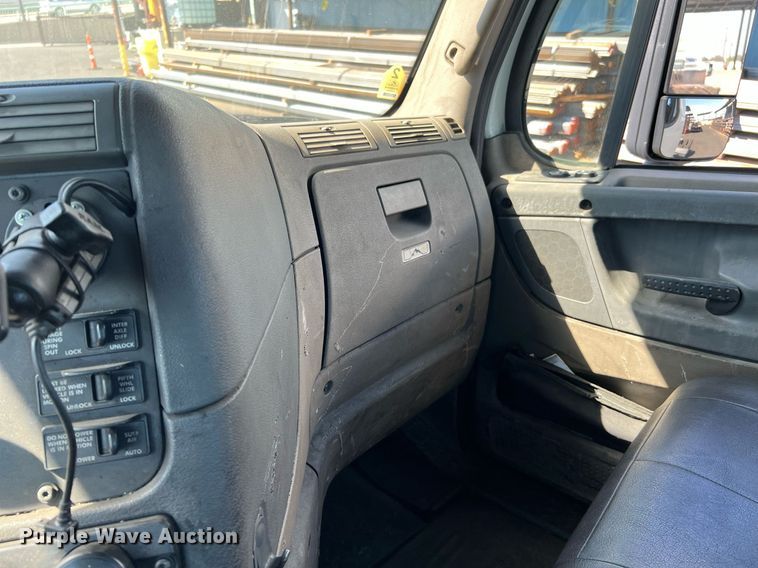 image for item MF9972 2012 Freightliner Cascadia 125  semi truck