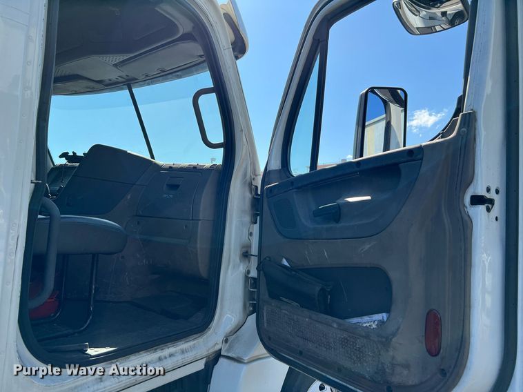 image for item MF9972 2012 Freightliner Cascadia 125  semi truck