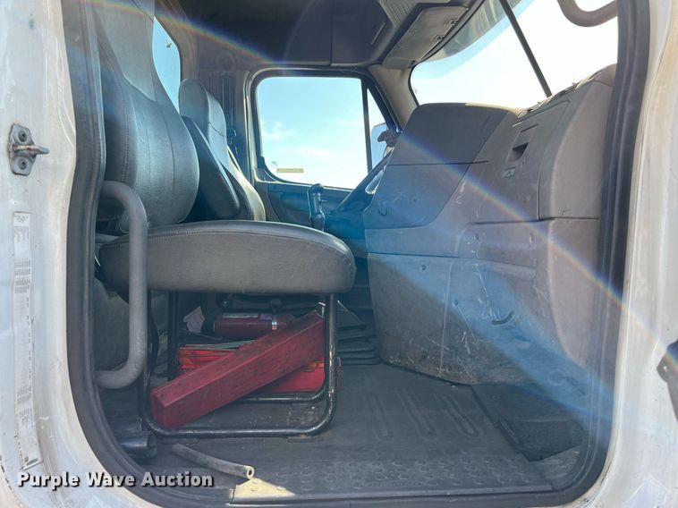 image for item MF9972 2012 Freightliner Cascadia 125  semi truck