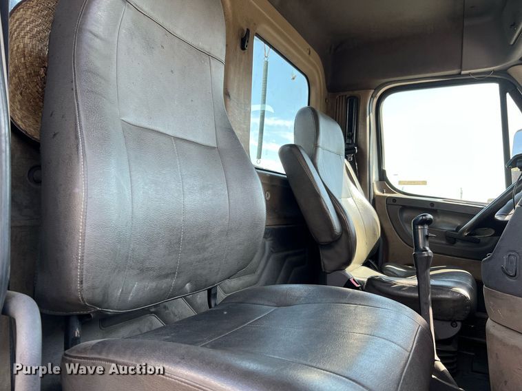 image for item MF9972 2012 Freightliner Cascadia 125  semi truck