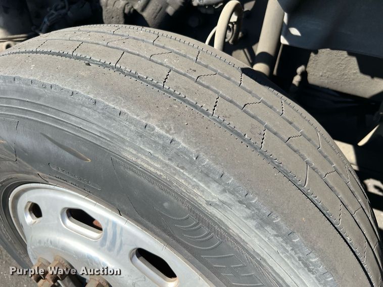 image for item MF9972 2012 Freightliner Cascadia 125  semi truck