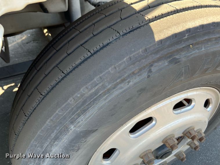 image for item MF9972 2012 Freightliner Cascadia 125  semi truck