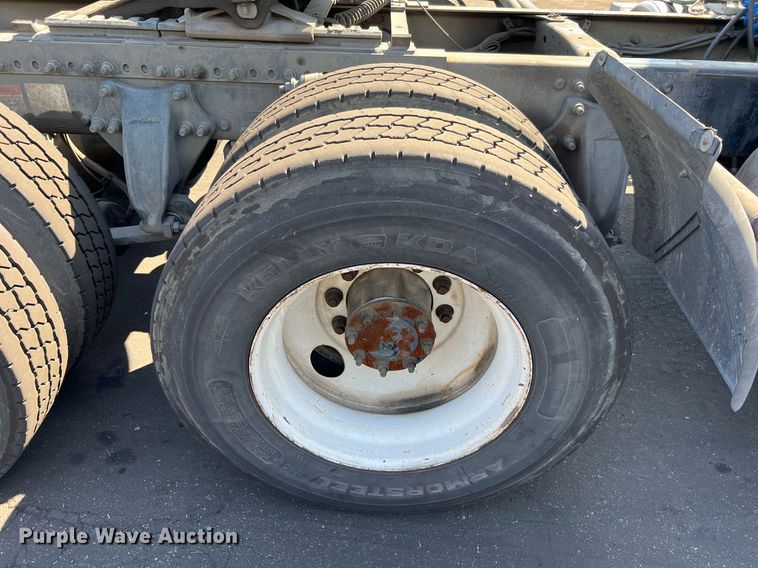 image for item MF9972 2012 Freightliner Cascadia 125  semi truck