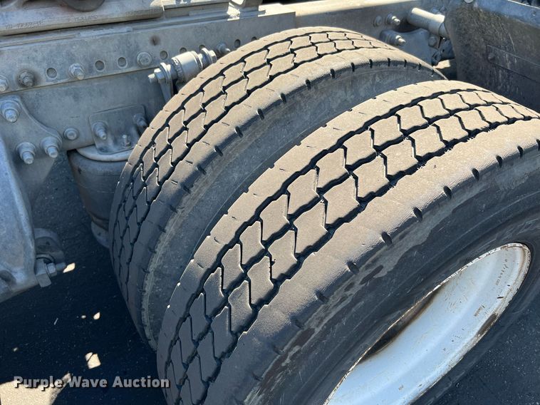 image for item MF9972 2012 Freightliner Cascadia 125  semi truck