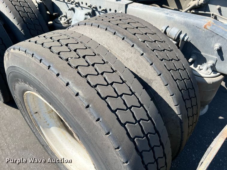 image for item MF9972 2012 Freightliner Cascadia 125  semi truck