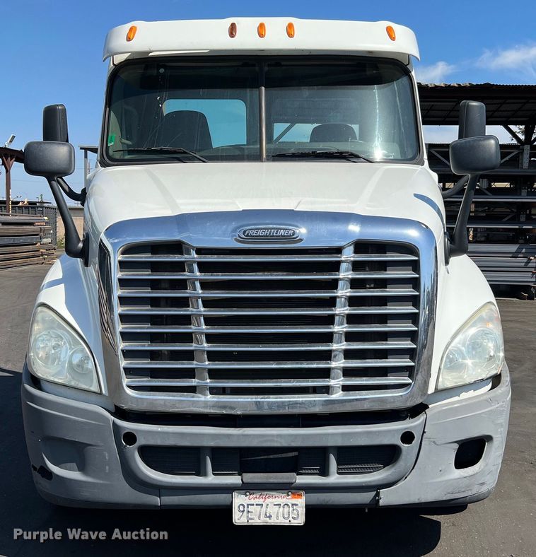 image for item MF9974 2012 Freightliner Cascadia 125  semi truck