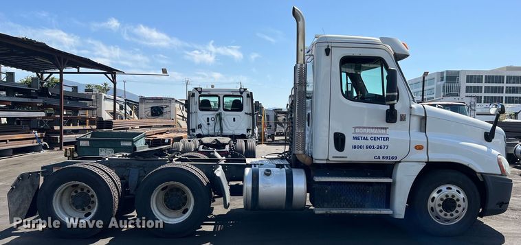 image for item MF9974 2012 Freightliner Cascadia 125  semi truck