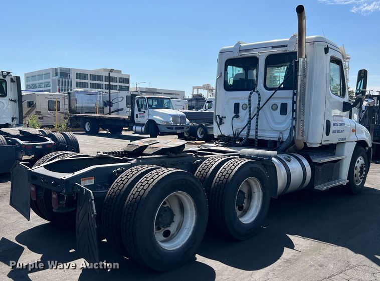 image for item MF9974 2012 Freightliner Cascadia 125  semi truck