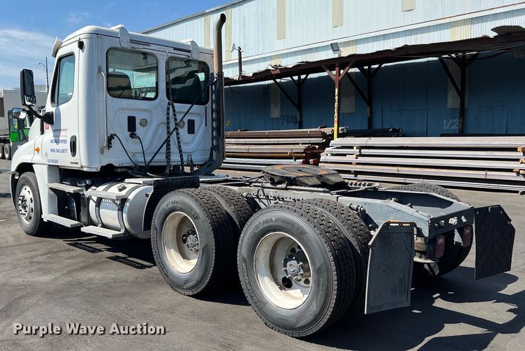 image for item MF9974 2012 Freightliner Cascadia 125  semi truck