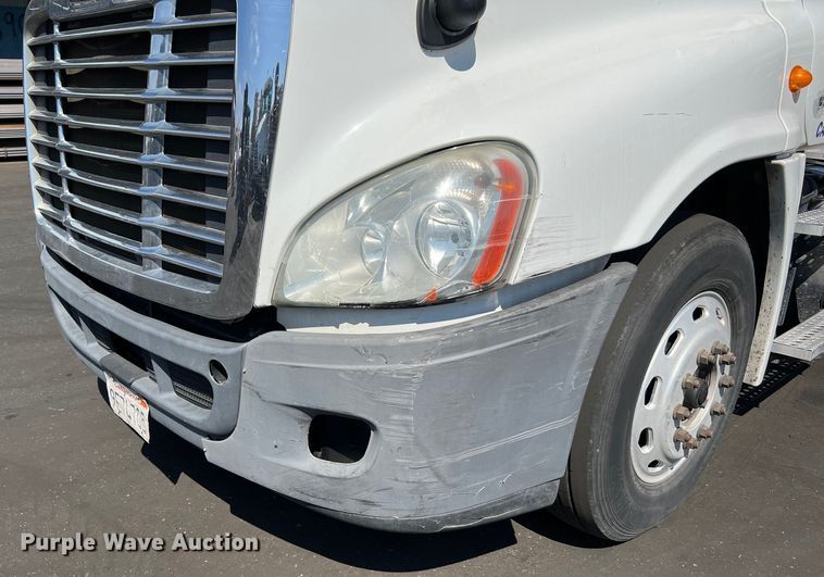 image for item MF9974 2012 Freightliner Cascadia 125  semi truck