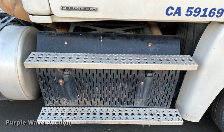 image for item MF9974 2012 Freightliner Cascadia 125  semi truck