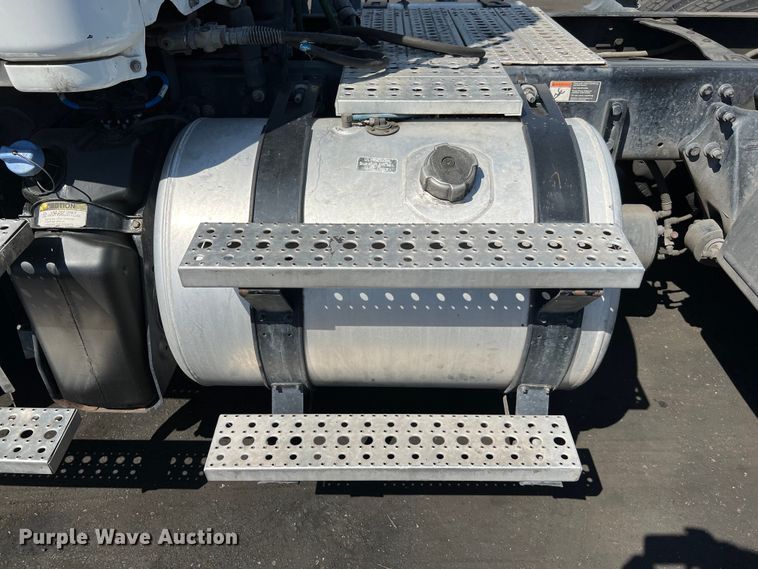 image for item MF9974 2012 Freightliner Cascadia 125  semi truck