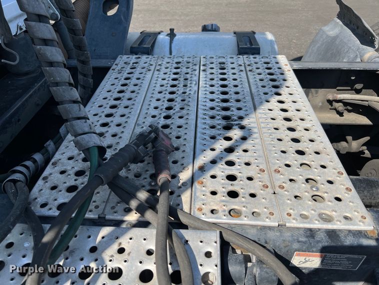 image for item MF9974 2012 Freightliner Cascadia 125  semi truck