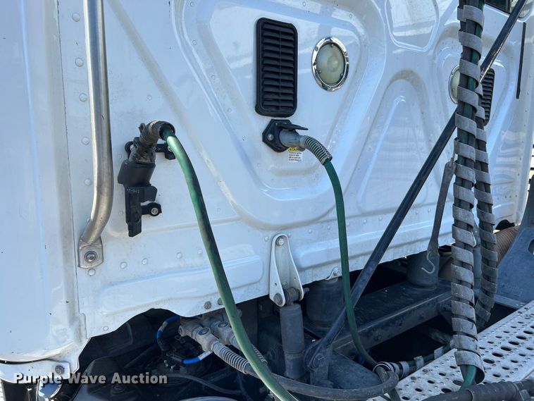 image for item MF9974 2012 Freightliner Cascadia 125  semi truck