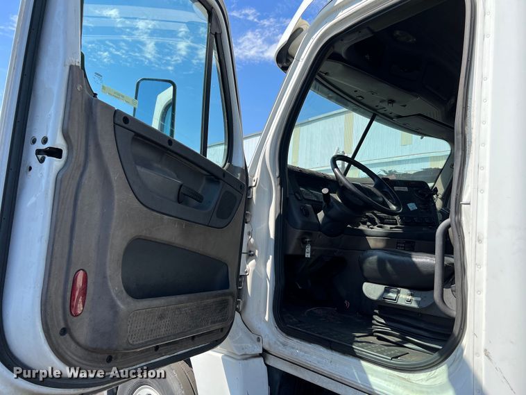 image for item MF9974 2012 Freightliner Cascadia 125  semi truck