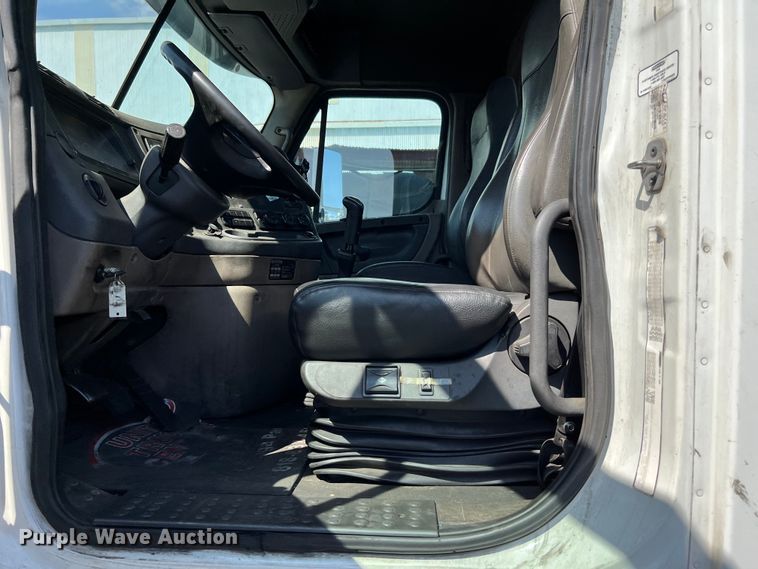 image for item MF9974 2012 Freightliner Cascadia 125  semi truck