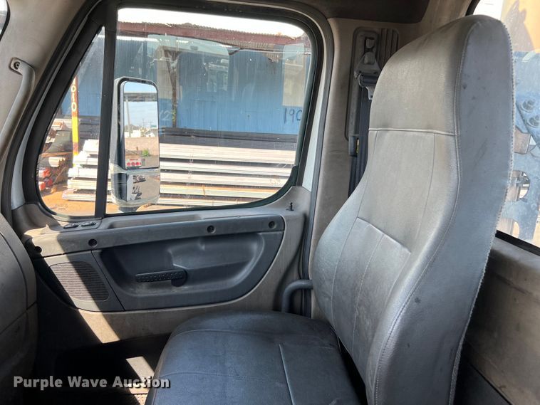 image for item MF9974 2012 Freightliner Cascadia 125  semi truck