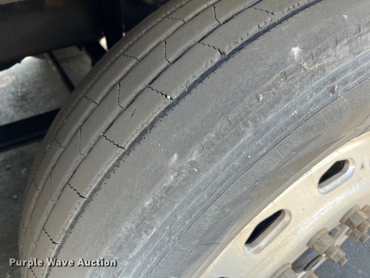 image for item MF9974 2012 Freightliner Cascadia 125  semi truck