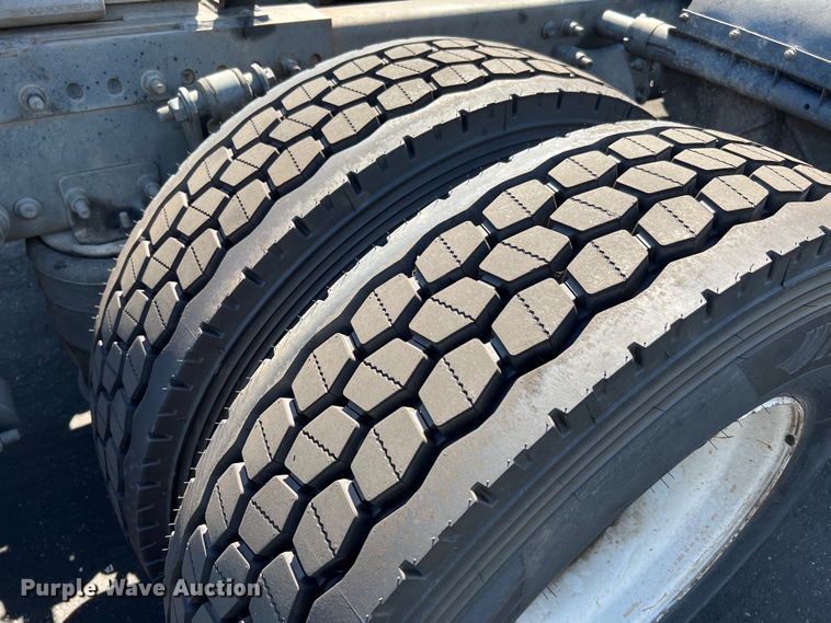 image for item MF9974 2012 Freightliner Cascadia 125  semi truck