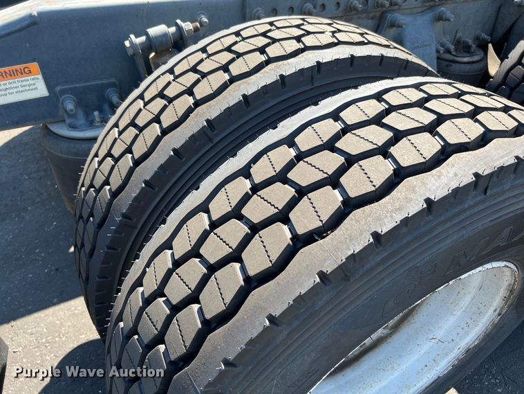 image for item MF9974 2012 Freightliner Cascadia 125  semi truck