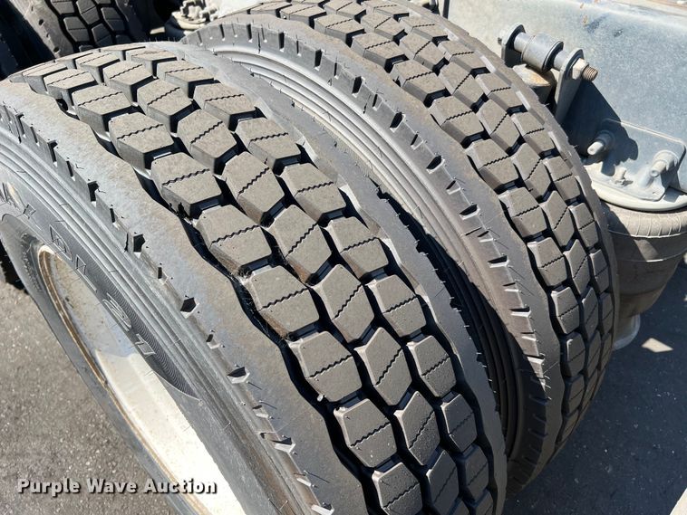 image for item MF9974 2012 Freightliner Cascadia 125  semi truck