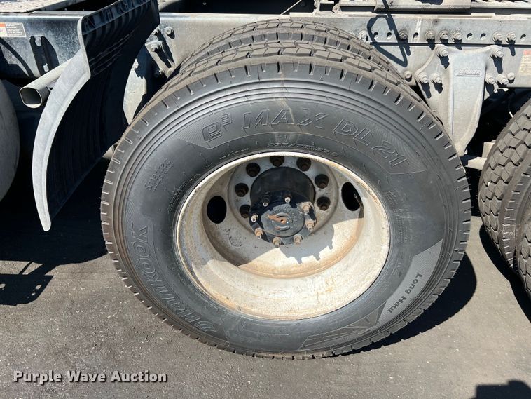 image for item MF9974 2012 Freightliner Cascadia 125  semi truck