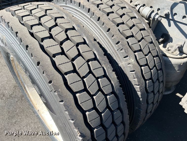 image for item MF9974 2012 Freightliner Cascadia 125  semi truck