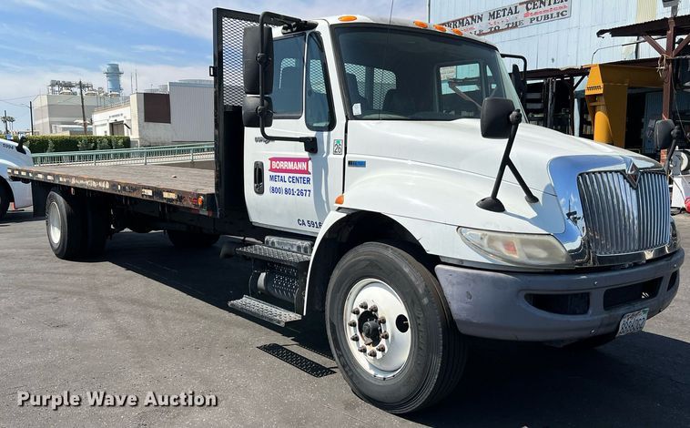 image for item MF9975 2013 International DuraStar 4300  flatbed truck