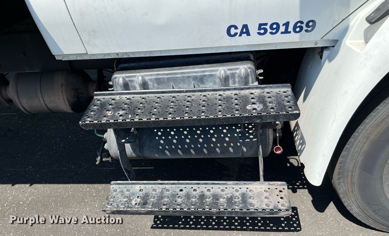 image for item MF9975 2013 International DuraStar 4300  flatbed truck