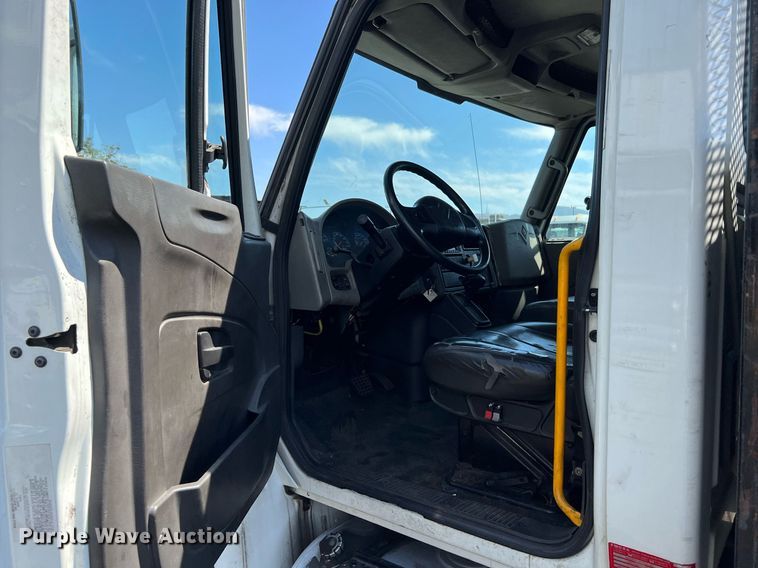 image for item MF9975 2013 International DuraStar 4300  flatbed truck