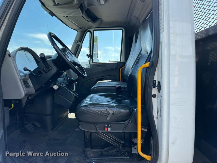 image for item MF9975 2013 International DuraStar 4300  flatbed truck