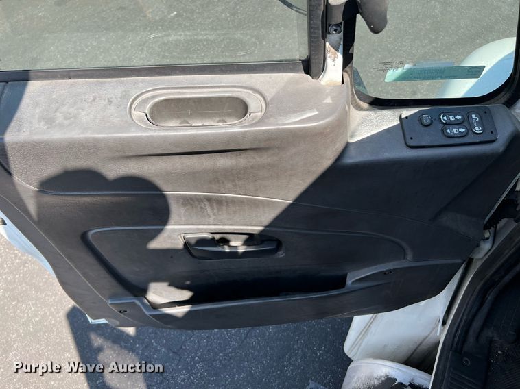 image for item MF9975 2013 International DuraStar 4300  flatbed truck