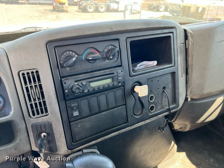 image for item MF9975 2013 International DuraStar 4300  flatbed truck