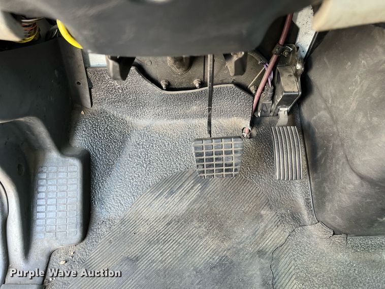 image for item MF9975 2013 International DuraStar 4300  flatbed truck