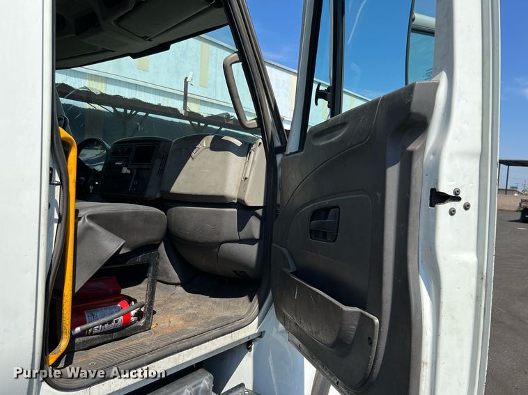 image for item MF9975 2013 International DuraStar 4300  flatbed truck