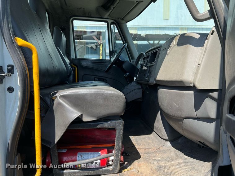 image for item MF9975 2013 International DuraStar 4300  flatbed truck